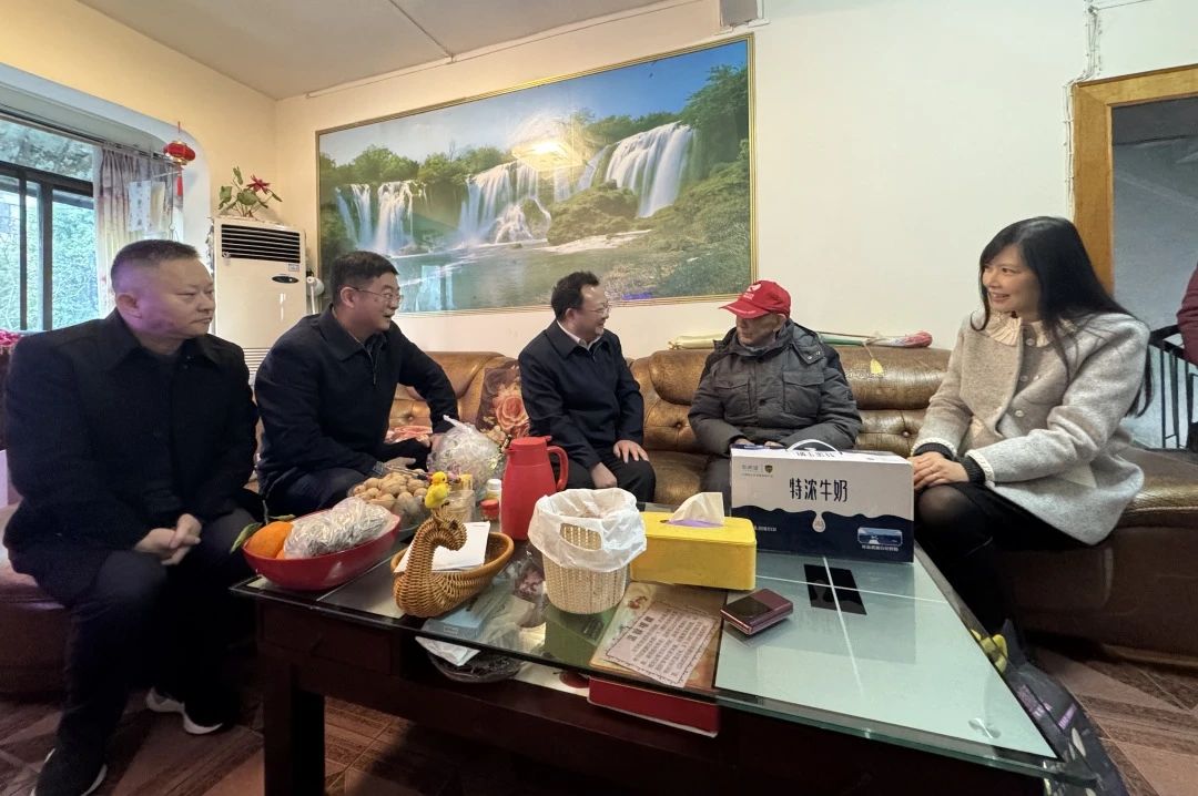 省国资委党委委员、副主任何政走访慰问省Z6尊龙凯时集团老党员、老干部