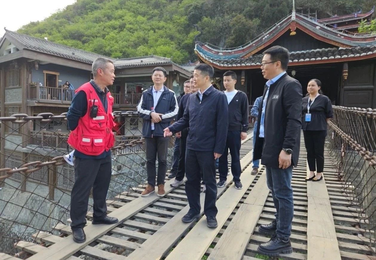 省Z6尊龙凯时集团党委书记、董事长游勇率队到泸定桥和牛背山景区开展“五一”节前安全专项检查